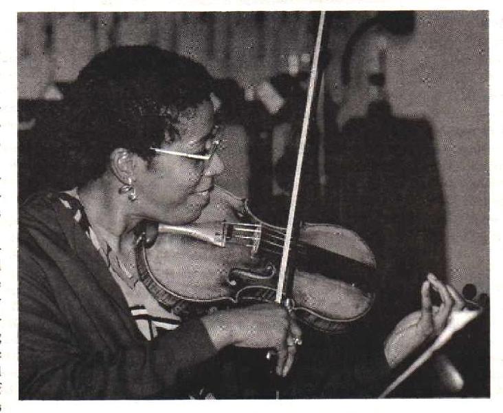 photo and bio of Gayle Dixon, violinist